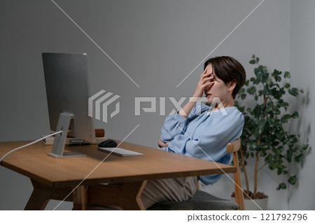 Woman overtime Woman overtime 121792796