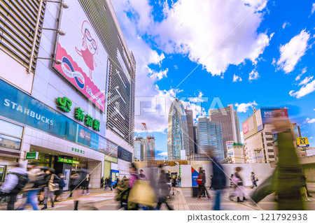 從5年前發布的日本東京城市景觀來看…新宿車站東口和新宿副中心的景色。讓我們進入新時代=2020年1月8日 從5年前發布的日本東京城市景觀來看…新宿車站東口和新宿副中心的景色。讓我們進入新時代=2020年1月8日 121792938