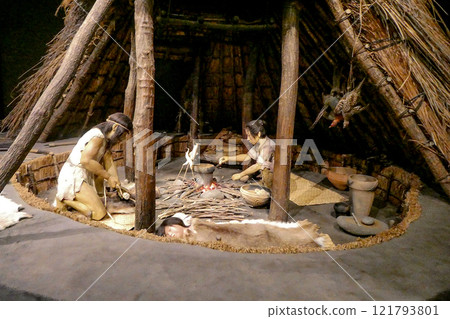 在岩手縣立博物館的繩文時代坑式住宅中享受舒適寧靜的家庭生活 121793801