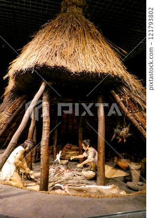 在岩手縣立博物館的繩文時代坑式住宅中享受舒適寧靜的家庭生活 121793802