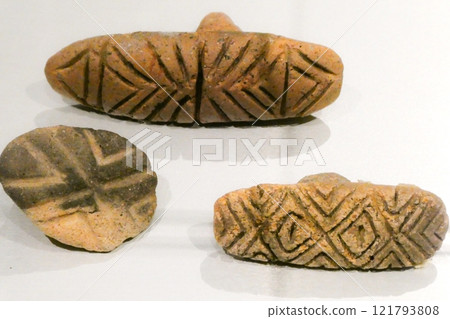 繩紋時代的帶有現代圖案的郵票形狀的粘土製品 繩紋時代的帶有現代圖案的郵票形狀的粘土製品 121793808