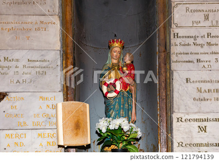 interiors of notre dame de grace, Honfleur, normandy, france 121794139