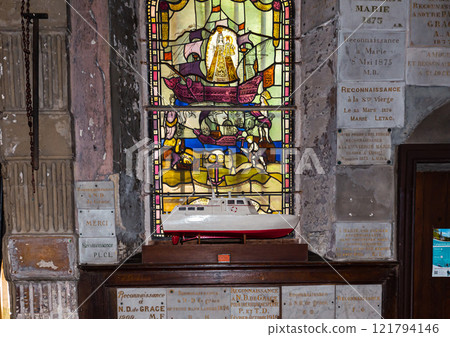 interiors of notre dame de grace, Honfleur, normandy, france 121794146