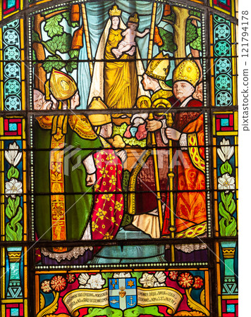 windows of notre dame de grace, Honfleur, normandy, france 121794178