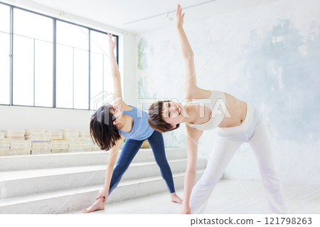 一個小伙子瑜伽 121798263