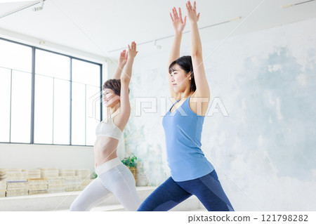 一個小伙子瑜伽 一個小伙子瑜伽 121798282