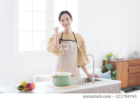 穿著圍裙的女人做拳頭泵 121798743