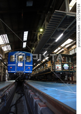 JR西日本12系列乘用車和14系列乘用車在網幹通用車輛場排隊_2024年12月15日拍攝 121798784