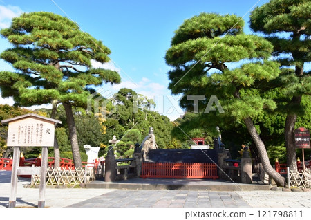 Kamakura City Tsurugaoka Hachimangu Shrine's drum bridge (red bridge), pine trees and blue sky Kamakura City Tsurugaoka Hachimangu Shrine's drum bridge (red bridge), pine trees and blue sky 121798811