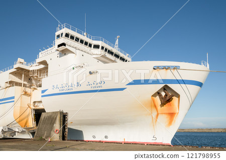[The rampway in front of the Sunflower Furano, anchored at Oarai Port] 121798955