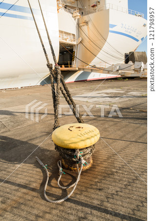 [Sunflower Furano, anchored at Oarai Port, with the bitt and the rampway ahead] 121798957