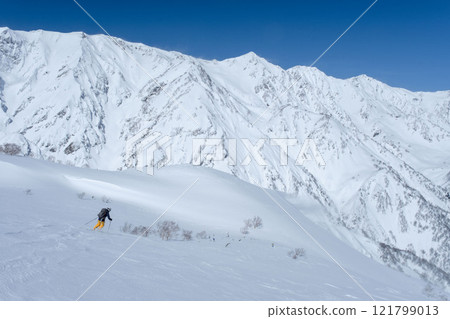 高山滑雪:滑雪者在白馬三山的背景下滑雪下山 高山滑雪:滑雪者在白馬三山的背景下滑雪下山 121799013