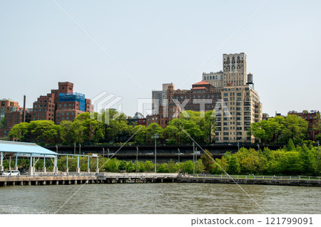 Pier 2 in the Brooklyn Bridge Park, waterfront overlooking Manhattan, modern cityscape, reportage photography, Brooklyn Heights, NY, USA 121799091
