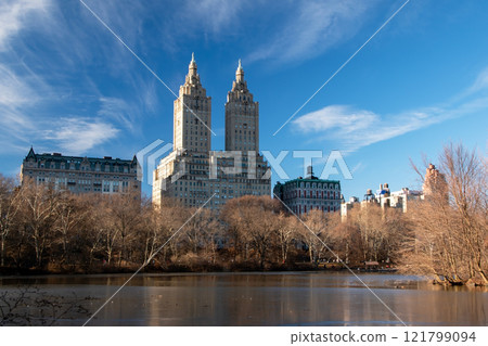 Pond in the Central Park in New York City, Manhattan, NYC, NY, USA 121799094