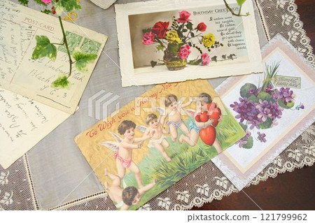 蕾絲上的古董天使和花朵明信片 121799962