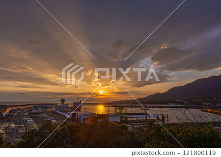 屋久島近海阿爾卑斯山的晨景（1月） 朝陽的壯麗景色 121800119