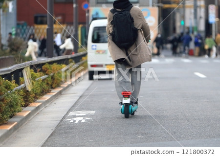 在路上運行的電動滑板的圖像 在路上運行的電動滑板的圖像 121800372