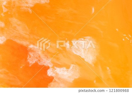 橙色方解石原石的特寫 121800988