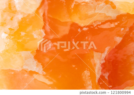 橙色方解石原石的特寫 121800994
