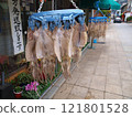 屋簷下掛著乾魷魚 121801528