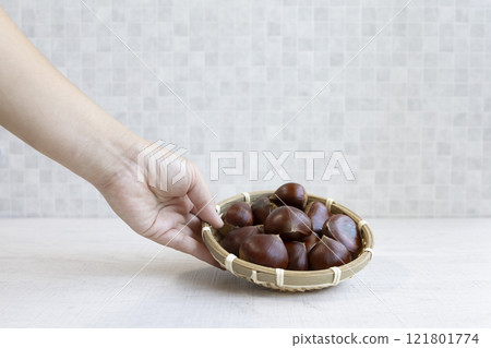 籃子裡的栗子 籃子裡的栗子 121801774