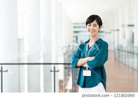 在辦公室工作的女商人 121802060