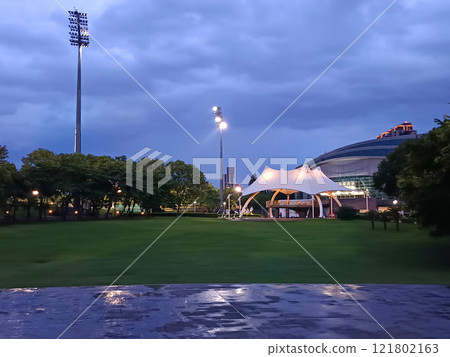 黃昏城市運動公園的場景 121802163