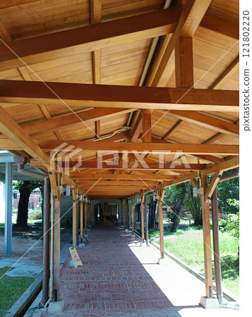 木製的廊道建築 木製的廊道建築 121802220