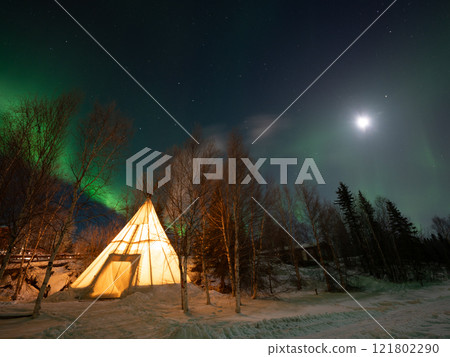 Beautiful night, campsite with aurora 121802290