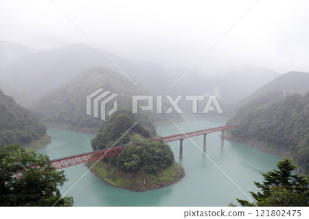 雨中的奧大河城站（靜岡縣大井川鐵道） 121802475