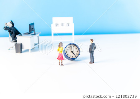 A photo that visualizes the desire to leave work on time in the new fiscal year 121802739