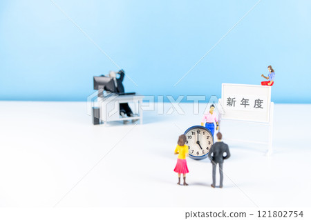 A photo that visualizes the desire to leave work on time in the new fiscal year 121802754