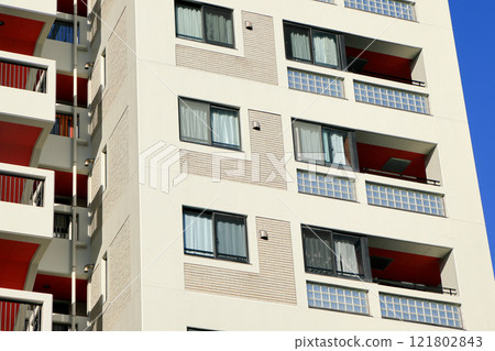 靠近都會區的高層出租公寓 121802843