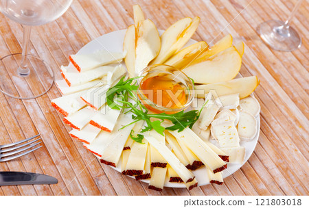 Various types of cheese and pear slices on plate Various types of cheese and pear slices on plate 121803018
