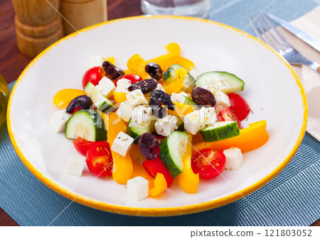 Greek salad 121803052