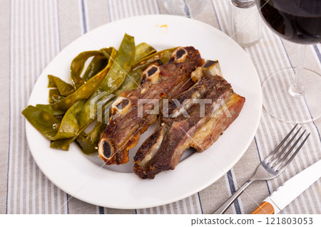 Fried beef served with green beans 121803053