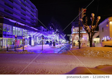 《Hokkaido》Asahikawa City night view, snowy scenery 121804249