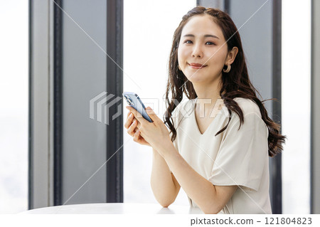 看智能手機的少婦 121804823