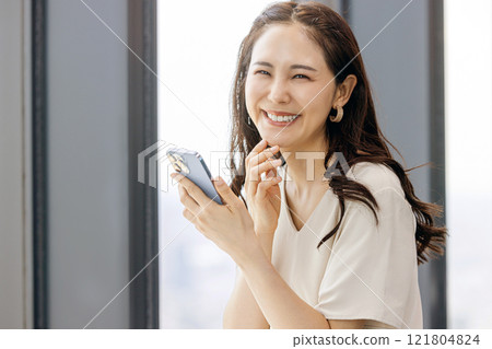 看智能手機的少婦 121804824