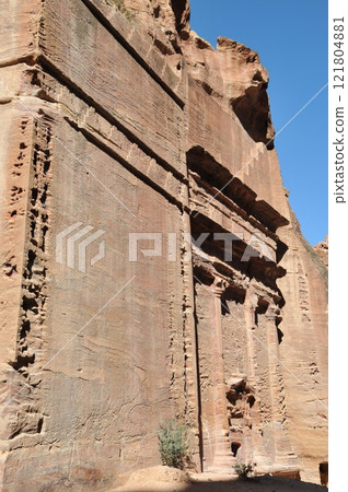 約旦，佩特拉，佩特拉遺址，刻在岩牆上的陵墓，門面街道 121804881