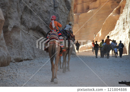 約旦，佩特拉，佩特拉遺址，駱駝沿著門面街道行走 121804886