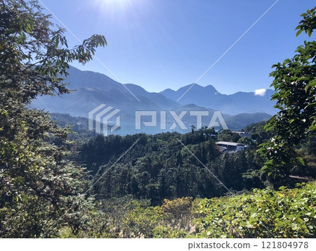 從台灣魚池鄉日月潭毛邊山步道看到的日月潭 121804978
