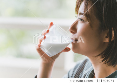 First milk in the morning 121805074