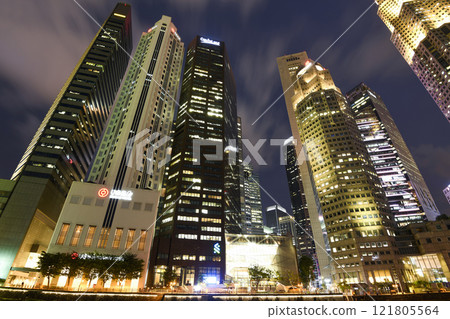 Panoramic view of the Financial District skyscrapers along the Singapore River.  121805564