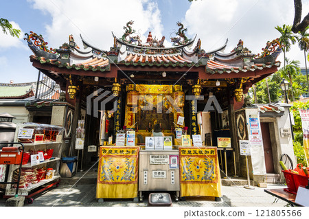 Building view of the Yu Huang Gong (Temple of Heavenly Jade Emperor) in Chinatown, Singapore, it's the old Chinese temple in Singapore and is enshrined in Jade Emperor.  121805566