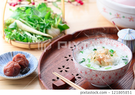 Eating Nanakusa-gayu (rice porridge with seven herbs) to pray for good health 121805851