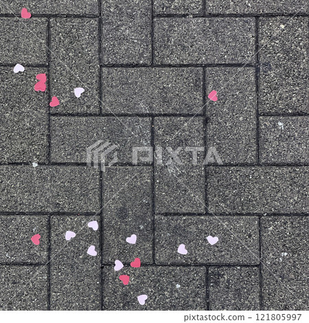 （澀谷）人行道上散落的心型五彩紙屑 121805997