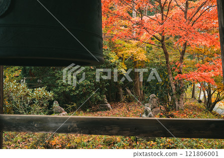 Temple bell and autumn leaves [Joshoji Temple] 121806001
