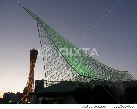 Kobe cityscape 121806409