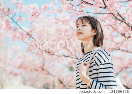 Cherry blossoms and university students 121806528